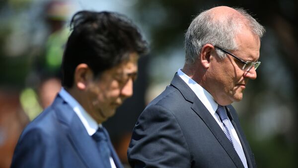 Премьер-министр Японии Синдзо Абэ и премьер-министр Австралии Скотт Моррисон во время возложения венков к кенотафу в Дарвине, Австралия - Sputnik 日本