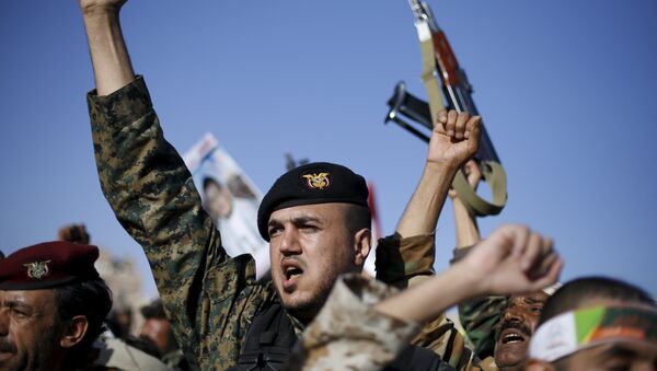 Followers of the Shi'ite Houthi movement shout slogans during a demonstration to commemorate Ashura in Yemen - Sputnik 日本