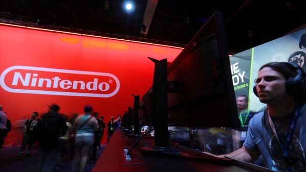 An attendee plays a video game next to the Nintendo booth at the E3 2017 Electronic Entertainment Expo in Los Angeles, California, U.S. June 13, 2017 - Sputnik 日本