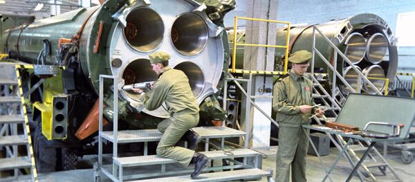 Ликвидация ракетных средств Р-12 согласно Договору о ликвидации ракет средней и меньшей дальности между СССР и США, 1987 год - Sputnik 日本