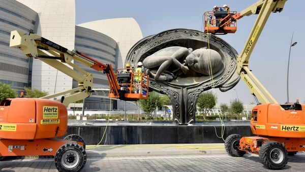 Установка одной из скульптур арт-объекта Чудесное путешествие художника Дэмьена Херста у входа в медицинский центр «Сидра» в Дохе, Катар - Sputnik 日本