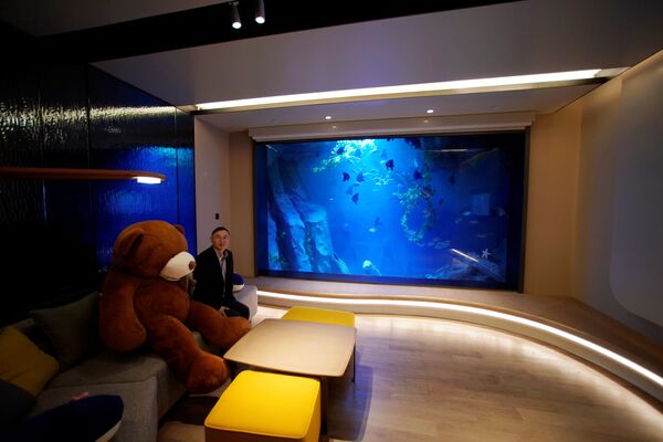 中国・上海にあるホテル「Intercontinental Shanghai Wonderland」の水中部屋に滞在する男性 - Sputnik 日本