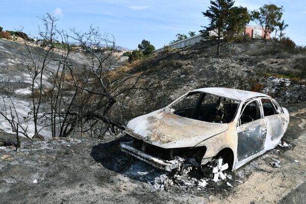 カリフォルニアの山火事で燃えた車 - Sputnik 日本