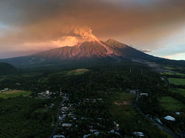 噴火したフエゴ火山、グアテマラ - Sputnik 日本