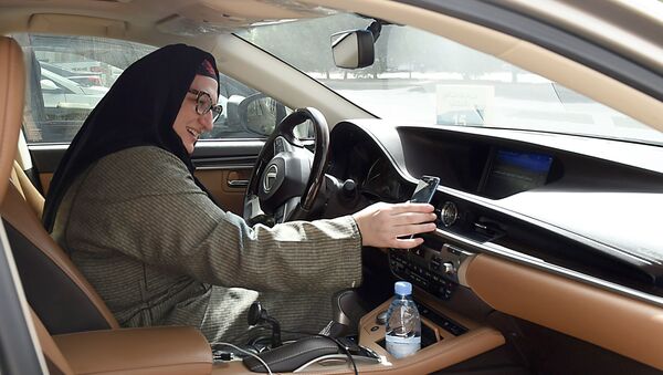 サウジで女性タクシー運転手が解禁 - Sputnik 日本