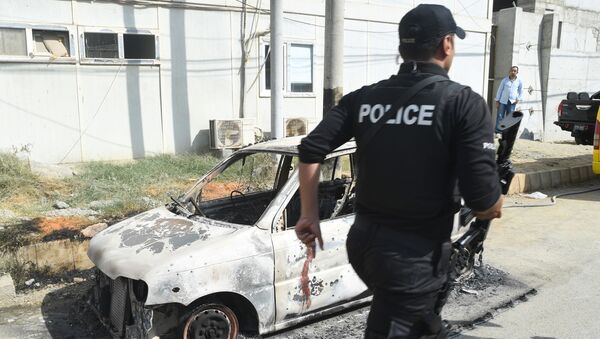 Полиция у стен китайского консульства в Карачи, на которое было совершено нападение террористов, Пакистан - Sputnik 日本