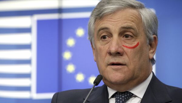 Председатель Европарламента Антонио Таяни с рисунком помадой на лице в рамках кампании по борьбе с насилием в отношении женщин - Sputnik 日本
