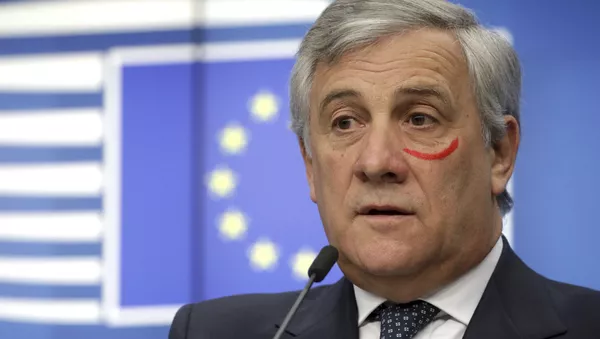 Председатель Европарламента Антонио Таяни с рисунком помадой на лице в рамках кампании по борьбе с насилием в отношении женщин