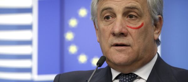 Председатель Европарламента Антонио Таяни с рисунком помадой на лице в рамках кампании по борьбе с насилием в отношении женщин Председатель Европарламента Антонио Таяни с рисунком помадой на лице в рамках кампании по борьбе с насилием в отношении женщин - Sputnik 日本
