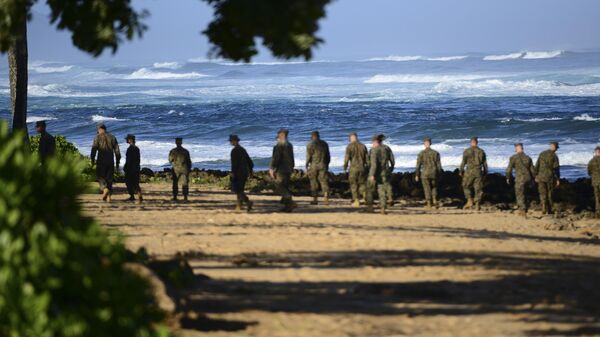 Marines estadounidenses durante la operación de búsqueda de los tripulantes del accidente en Hawái - Sputnik 日本