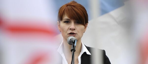 In this photo taken on Sunday, April 21, 2013, Maria Butina, leader of a pro-gun organization in Russia, speaks to a crowd during a rally in support of legalizing the possession of handguns in Moscow, Russia In this photo taken on Sunday, April 21, 2013, Maria Butina, leader of a pro-gun organization in Russia, speaks to a crowd during a rally in support of legalizing the possession of handguns in Moscow, Russia - Sputnik 日本
