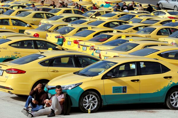ヨルダンの首都で、タクシーのそばの地面に座る運転手たち - Sputnik 日本
