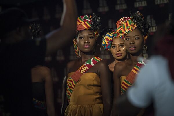 ガーナで行われた「オール・アフリカ・ミュージック・アワード」の授賞式の開始前に、指示を受ける女性ガイドたち - Sputnik 日本