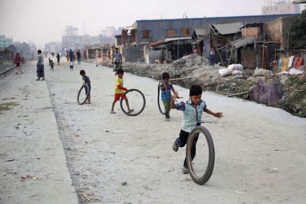 バングラデシュの街路で遊ぶ子供たち - Sputnik 日本