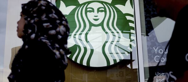 A Muslim woman walks past a Starbucks Coffee shop in Rawang outside Kuala Lumpur, Malaysia, Thursday, July 6, 2017. - Sputnik 日本