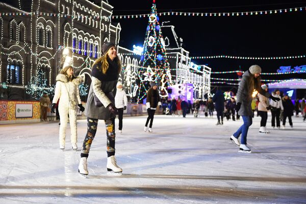 モスクワの赤の広場に開設された「グム・スケート場」のオープニングに訪れた人々 - Sputnik 日本