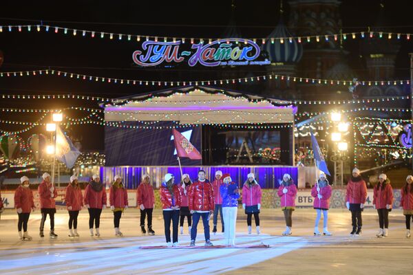 モスクワの赤の広場に開設された「グム・スケート場」のオープニングに出演するアーティストたち - Sputnik 日本