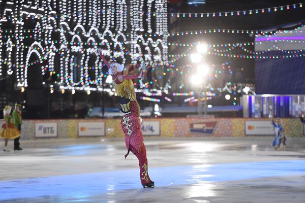 モスクワの赤の広場に開設された「グム・スケート場」のオープニングに訪れた人々 - Sputnik 日本