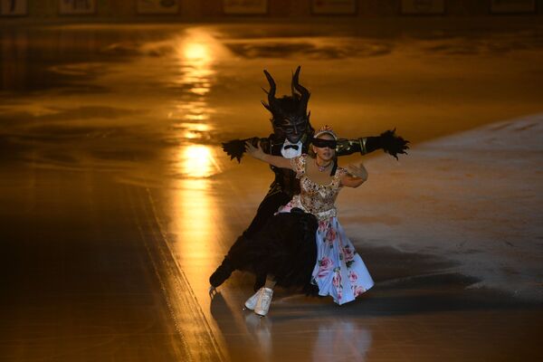 オープニングで上演された氷上のミュージカル「深紅の花」に出演するオリンピック・アイスダンス金メダリストのタチアナ・ナフカ - Sputnik 日本