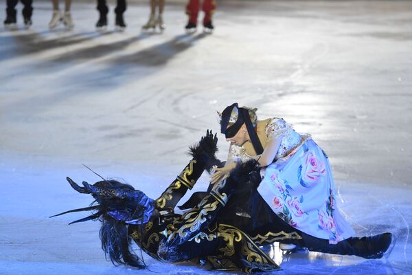 オープニングで上演された氷上のミュージカル「深紅の花」に出演するオリンピック・アイスダンス金メダリストのタチアナ・ナフカ - Sputnik 日本