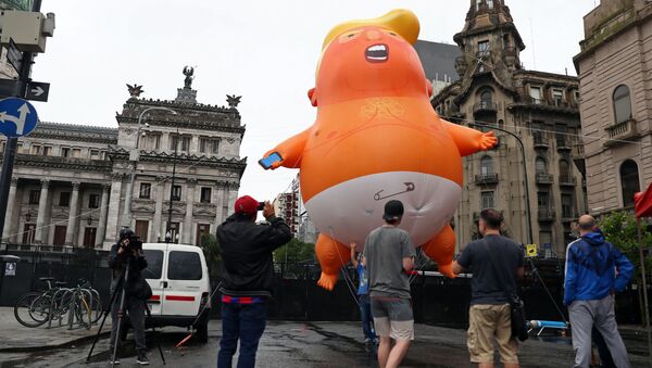 Надувной малыш-Трамп в Аргентине перед G20 - Sputnik 日本
