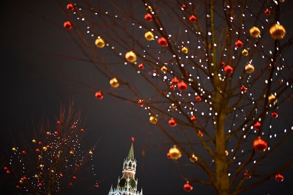 赤の広場にある、木々の上の新年の飾りつけとガーランド - Sputnik 日本