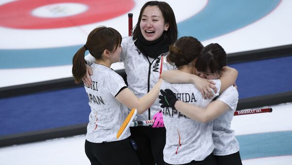Японская женская команда по керлингу празднует победу в игре за бронзовую медаль со сборной Великобритании на олимпийских играх в Пхенчхане, Южная Корея - Sputnik 日本
