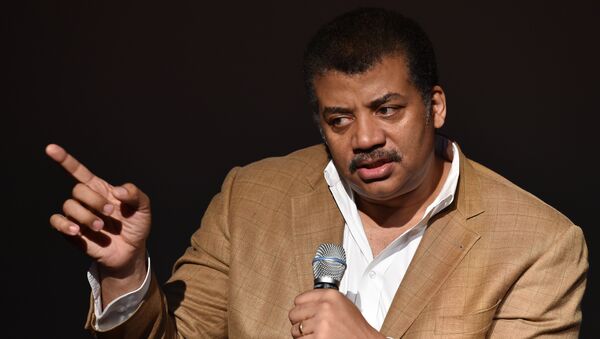Neil deGrasse Tyson, astrophysicist, Cosmos television show host and Frederick P. Rose Director of the Hayden Planetarium at the American Museum of Natural History speaks August 4, 2014 after a screening of James Cameron's Deepsea Challenge 3D film at the museum in New York. - Sputnik 日本