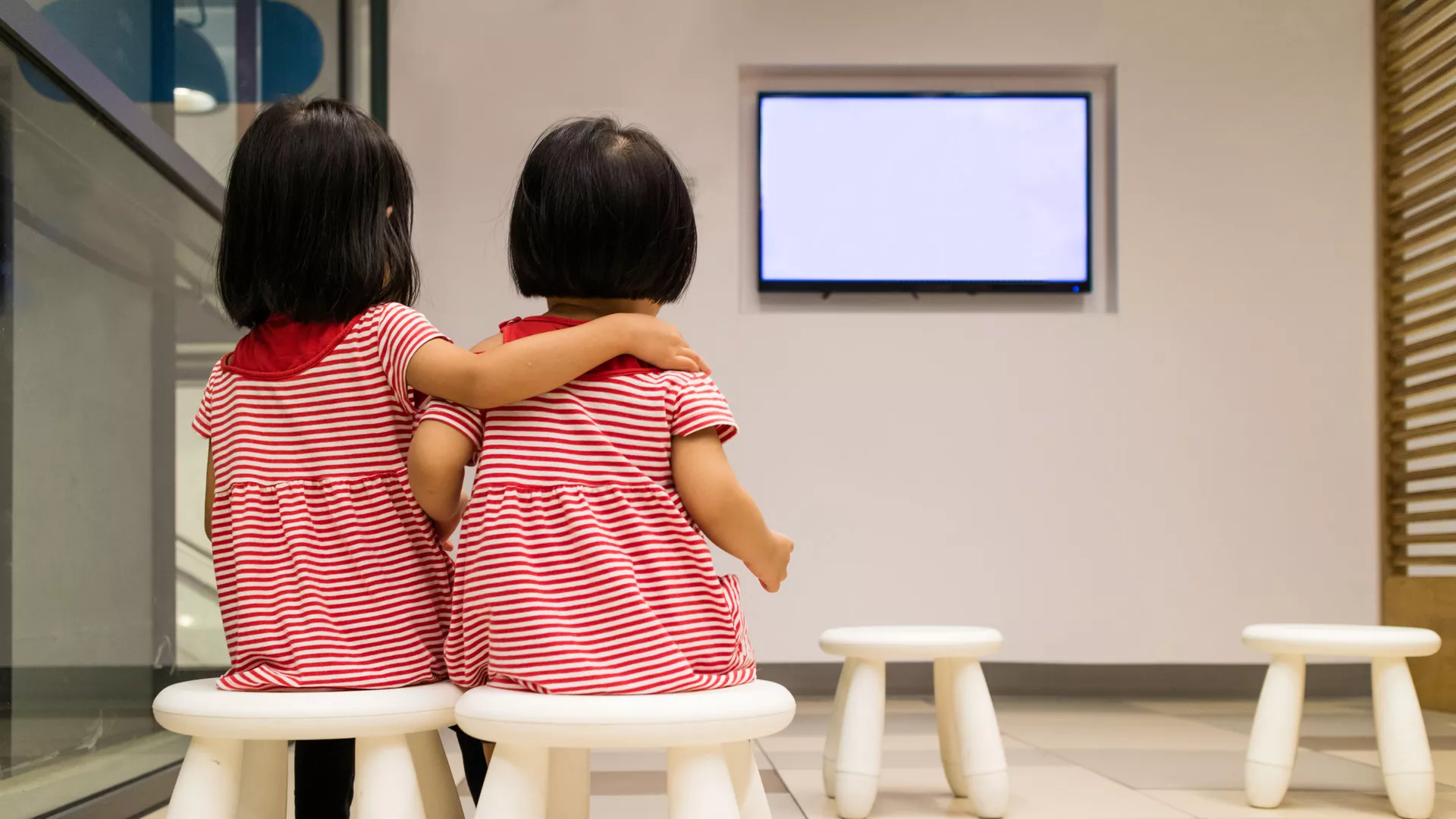 画面に向かう時間が子どもの自閉症の進行に影響