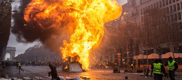 Столкновение участников акции протеста против роста цен на бензин желтые жилеты с силами правопорядка в Париже - Sputnik 日本