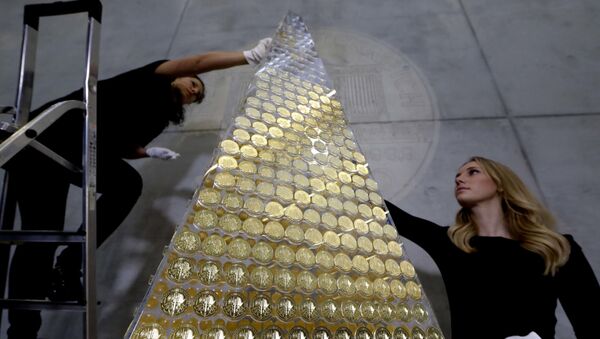 Сотрудники компании ProAurum украшают рождественскую елку из золотых монет общей стоимостью 2,3 миллиона евро в Мюнхене, Германия - Sputnik 日本