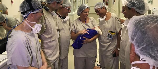 Врачи с ребенком, которого родила женщина после трансплантации матки от умершего донора - Sputnik 日本