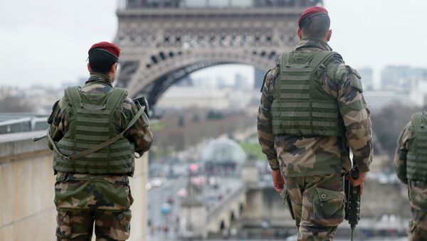 Французские солдаты патрулируют улицы Парижа - Sputnik 日本