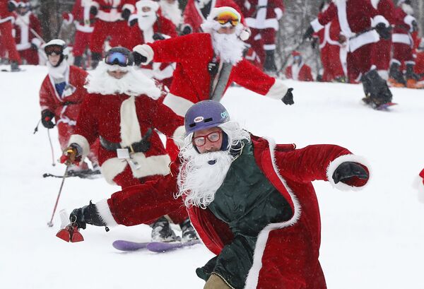 サンタクロースの衣装を着てスキーやスノーボードを楽しむ人々 - Sputnik 日本
