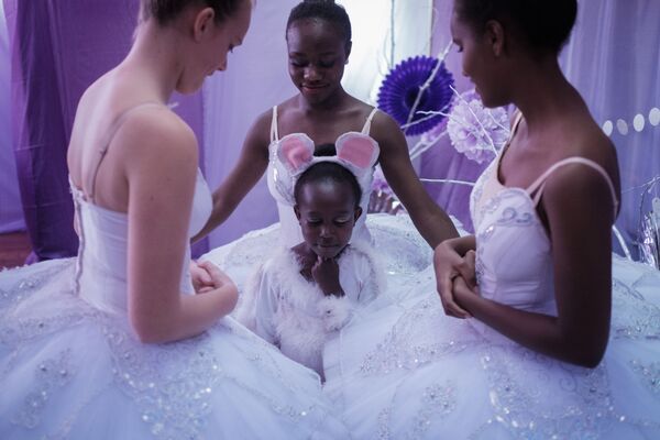 バレエ「くるみ割り人形」開演前の Dance Centre Kenyaのバレリーナたち - Sputnik 日本