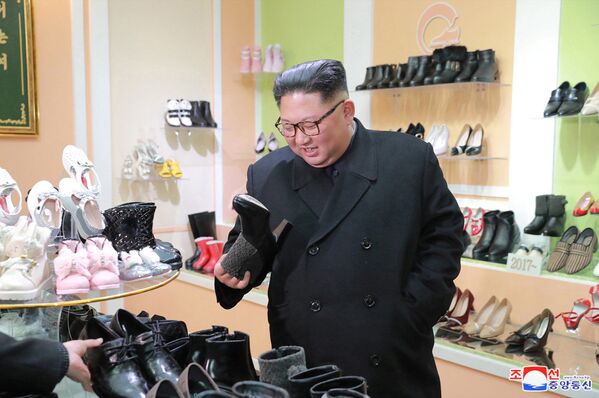 靴工場を視察する北朝鮮の金正恩氏 - Sputnik 日本