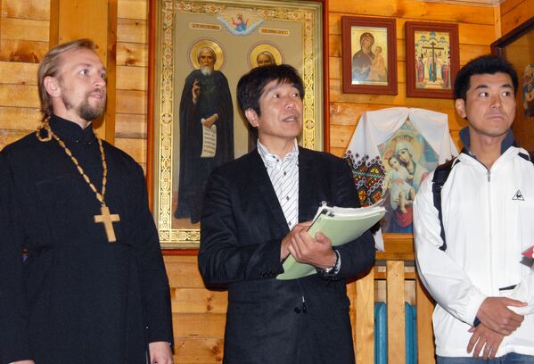 クナシリ島のロシア正教会を訪れた日本のビザなし訪問団の参加者たち - Sputnik 日本