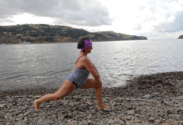 シコタン島で体操する地元の女性 - Sputnik 日本