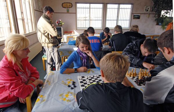「露日友好の家」でチェスをする南クリルの学生たち - Sputnik 日本