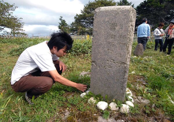 クナシリ島の日本人墓地を墓参する日本のビザなし訪問団の参加者 - Sputnik 日本