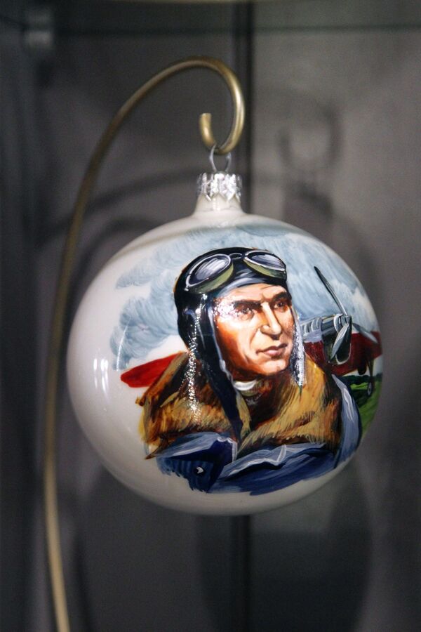 有名なロシア人パイロット、ヴァレリー・チカロフの肖像を描いた球形の飾り - Sputnik 日本