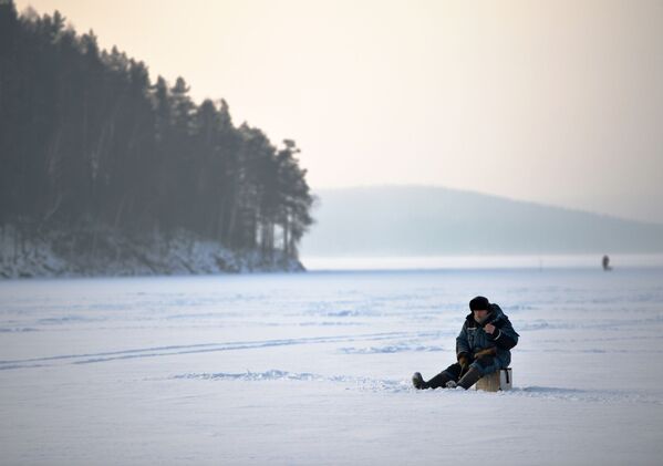 タヴァトゥイ湖の氷上での魚釣り - Sputnik 日本