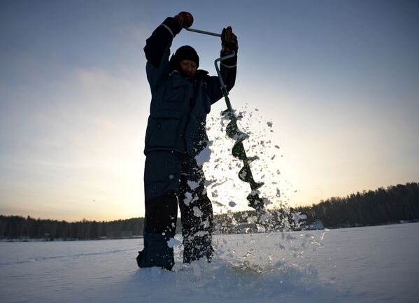 氷に穴を開ける釣り人 - Sputnik 日本