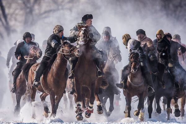 キルギスで、馬を使った国民的競技の試合に参加する人々 - Sputnik 日本
