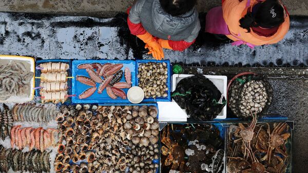 Прилавок с рыбой на рыбном рынке Норянджин в Сеуле - Sputnik 日本