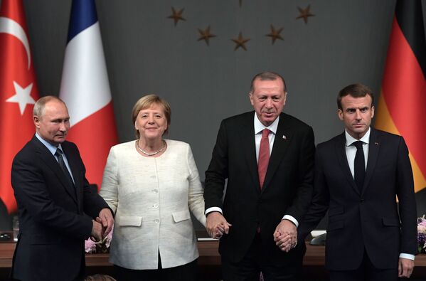 共同記者会見を行うロシアのプーチン大統領、ドイツのメルケル首相、トルコのエルドアン大統領、フランスのマクロン大統領 - Sputnik 日本