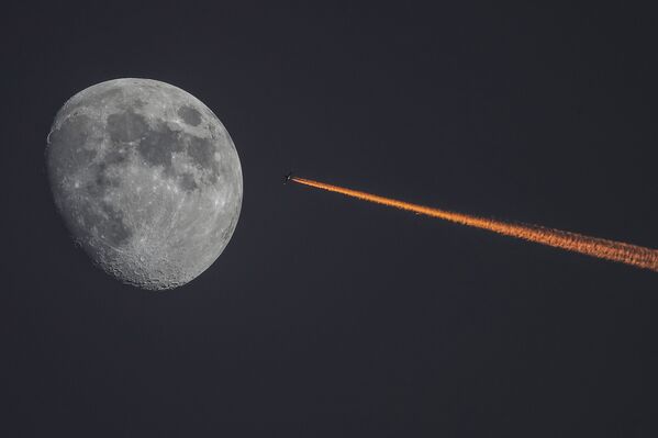 月と飛行機 - Sputnik 日本