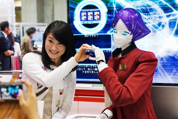 東京で開催された「国際ロボット展（ｉＲＥＸ）」関連展示会で、ロボットと一緒に写真に納まる女性客 - Sputnik 日本