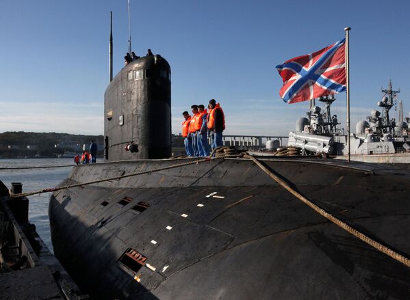ウラジオストクでのヴァルシャヴャンカ型ディーゼル潜水艦「クラスノカメンスク」の出迎え - Sputnik 日本