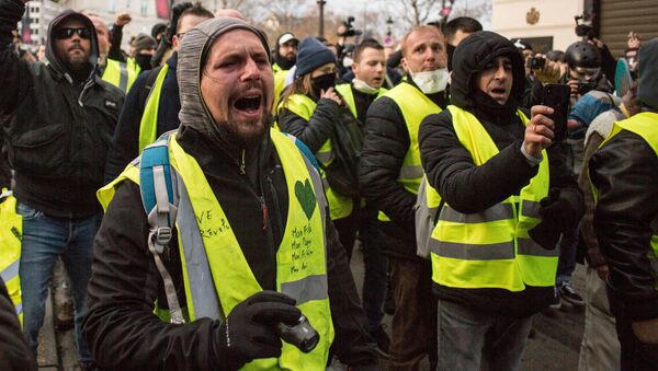 Участники акции протеста движения автомобилистов желтые жилеты в районе Триумфальной арки в Париже - Sputnik 日本